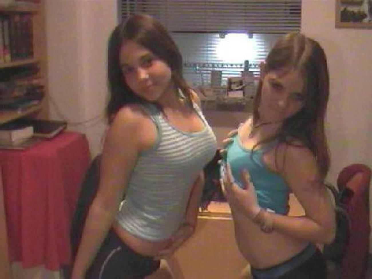 16P Hot naked babes making good use of their camera phones