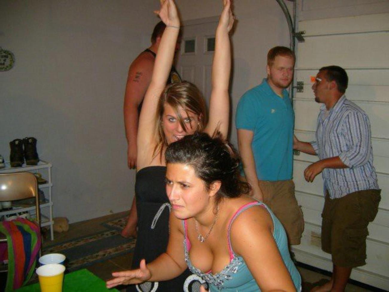 16P Hot naked babes making good use of their camera phones