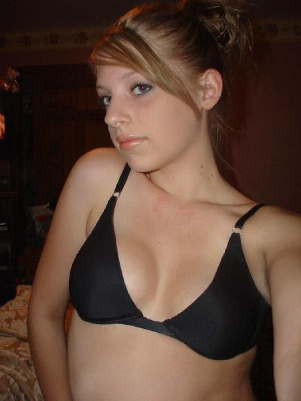 16P Hot naked babes making good use of their camera phones