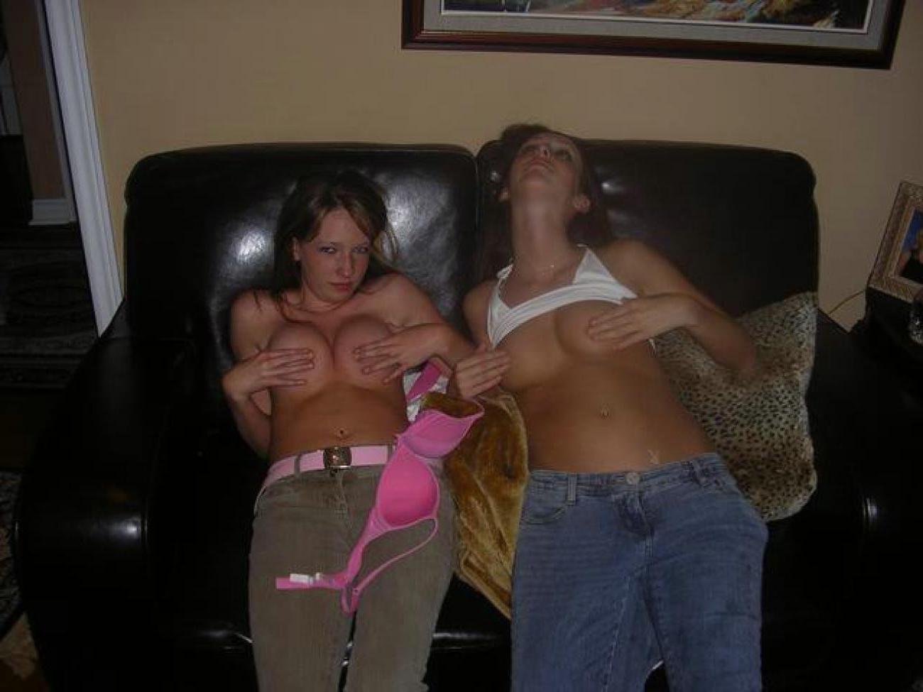 16P Hot naked babes making good use of their camera phones