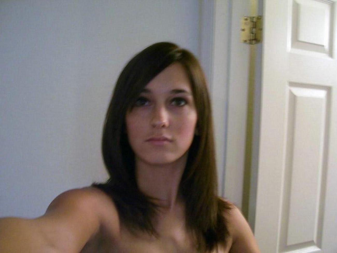 16P Hot naked babes making good use of their camera phones