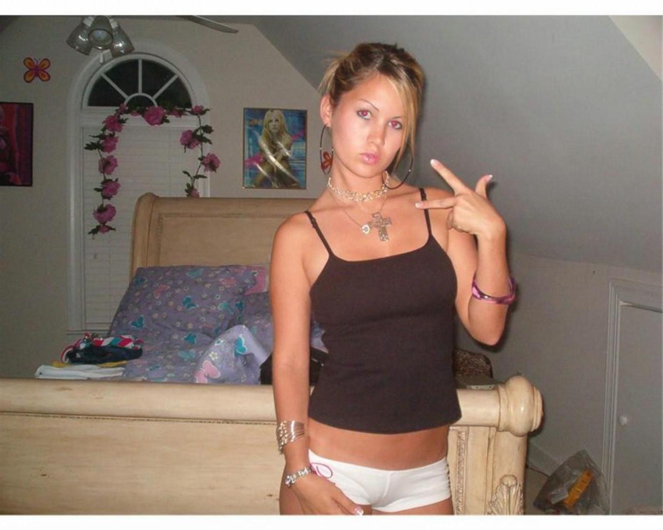 16P Hot naked babes making good use of their camera phones