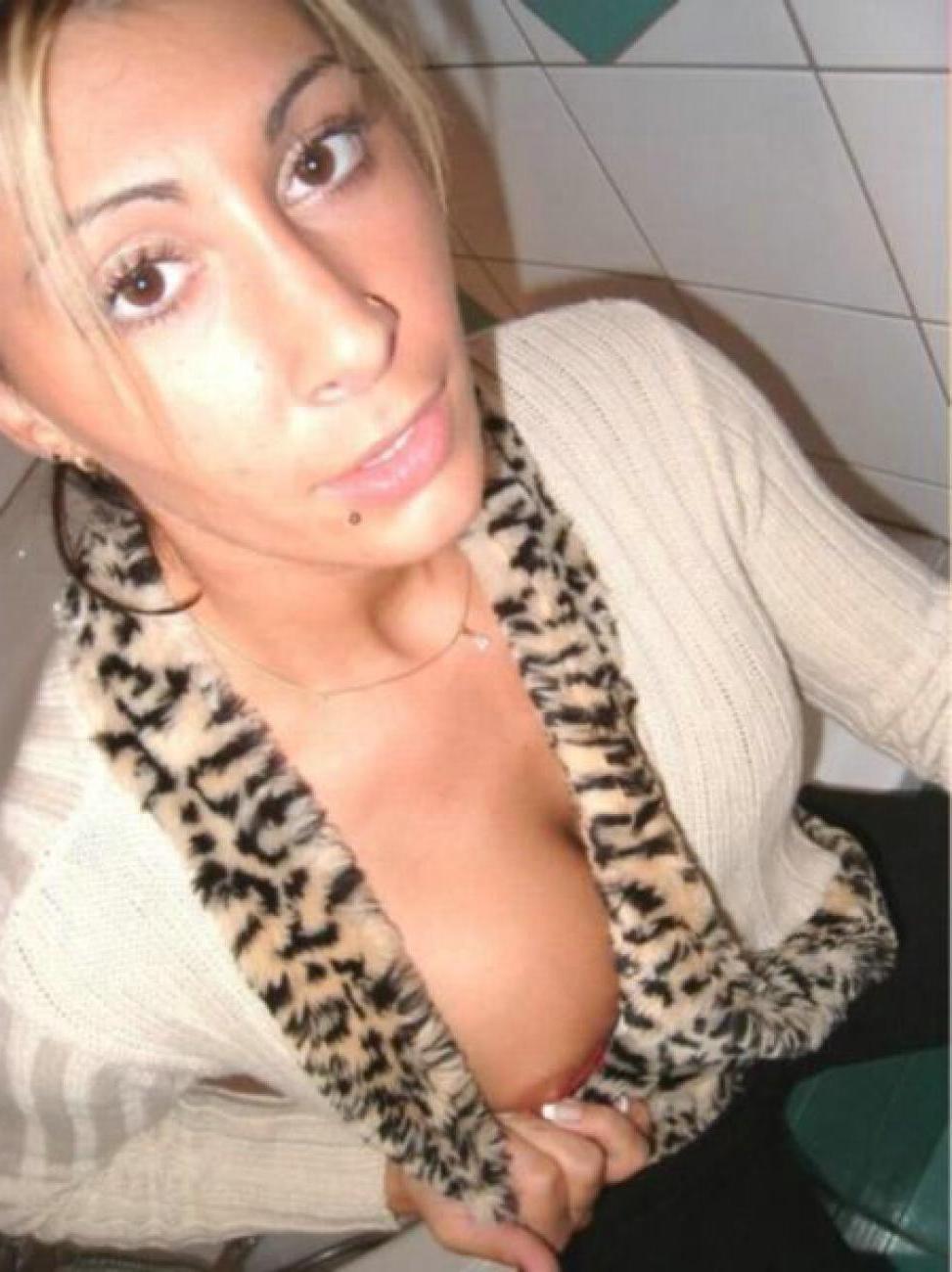 16P Hot naked babes making good use of their camera phones