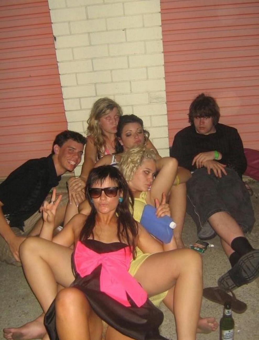15P Pictures of drunk chicks doing crazy things