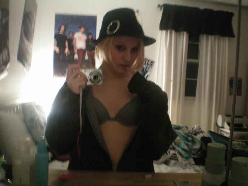 16P Hot naked babes making good use of their camera phones