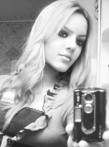 16P Hot naked babes making good use of their camera phones