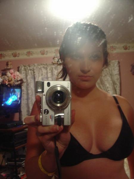 16P Hot naked babes making good use of their camera phones