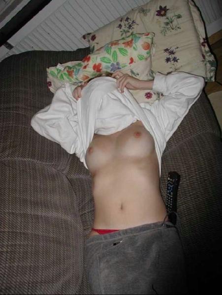 16P Hot naked babes making good use of their camera phones