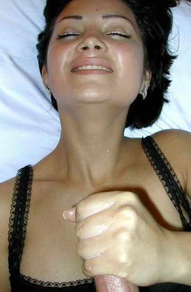 16P Hot naked babes making good use of their camera phones