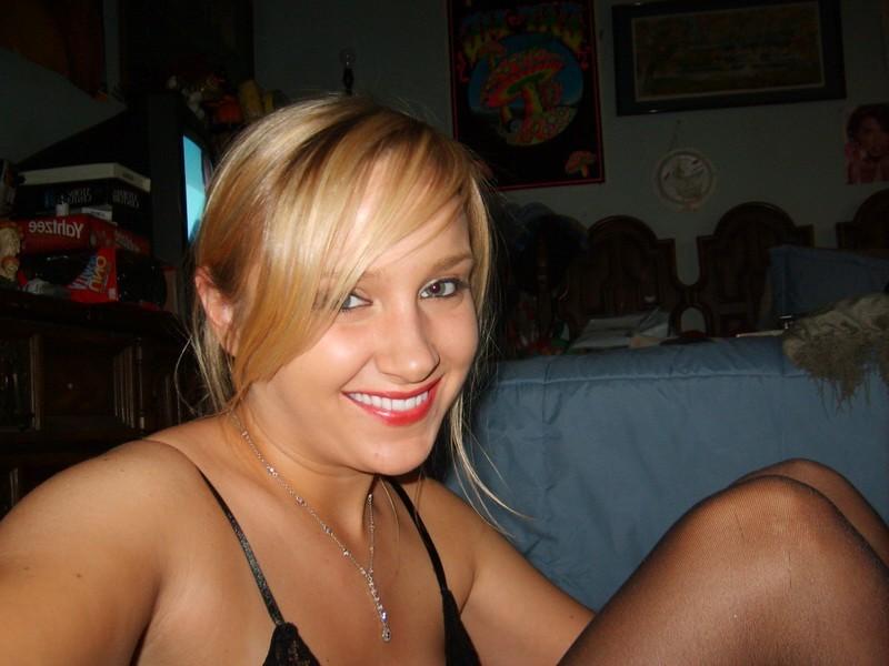 16P Hot naked babes making good use of their camera phones