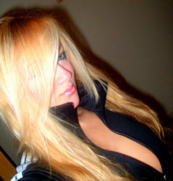 16P Naked sexy amateurs showing off their sweet shaved pussies