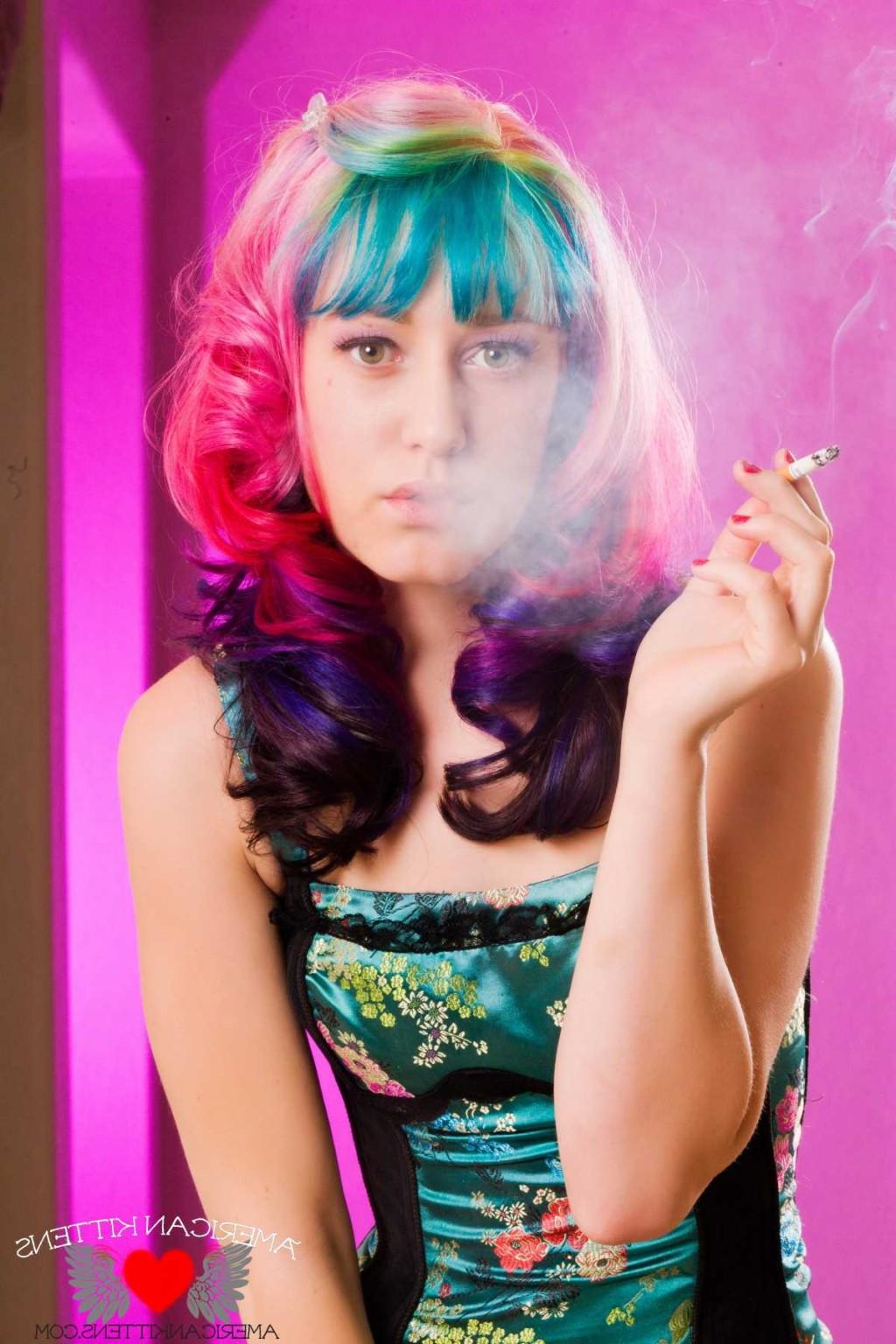 18P Hannah Holdem smoking