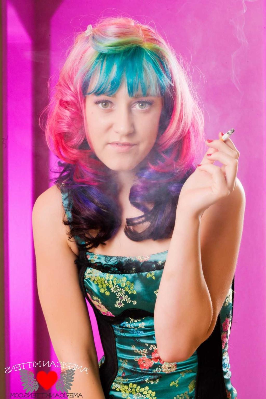 18P Hannah Holdem smoking