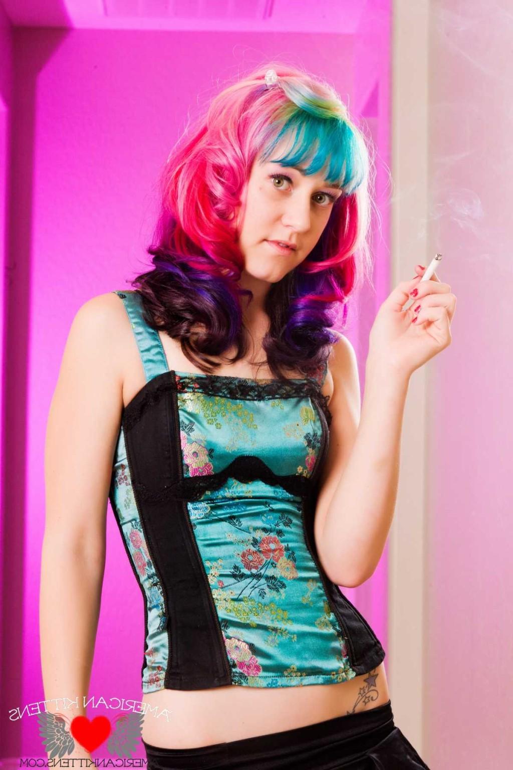 18P Hannah Holdem smoking