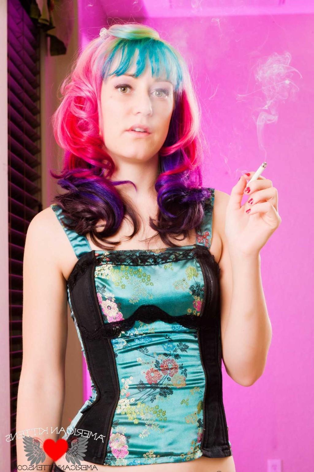 18P Hannah Holdem smoking