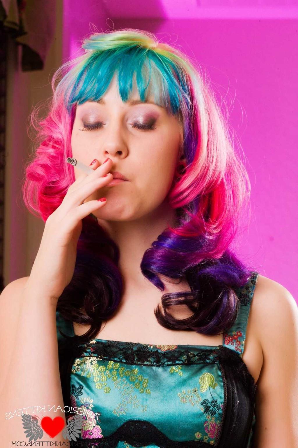 18P Hannah Holdem smoking