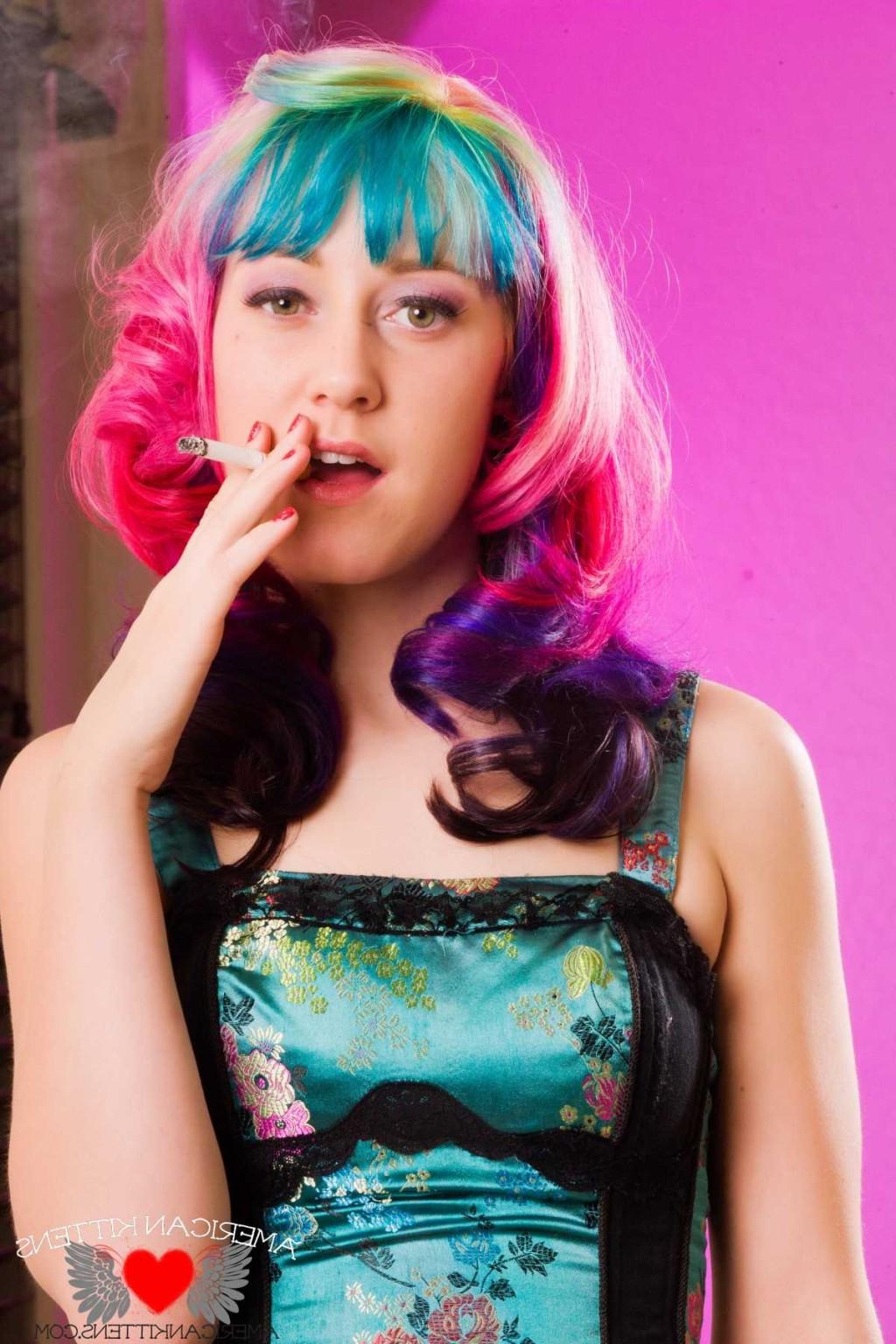 18P Hannah Holdem smoking