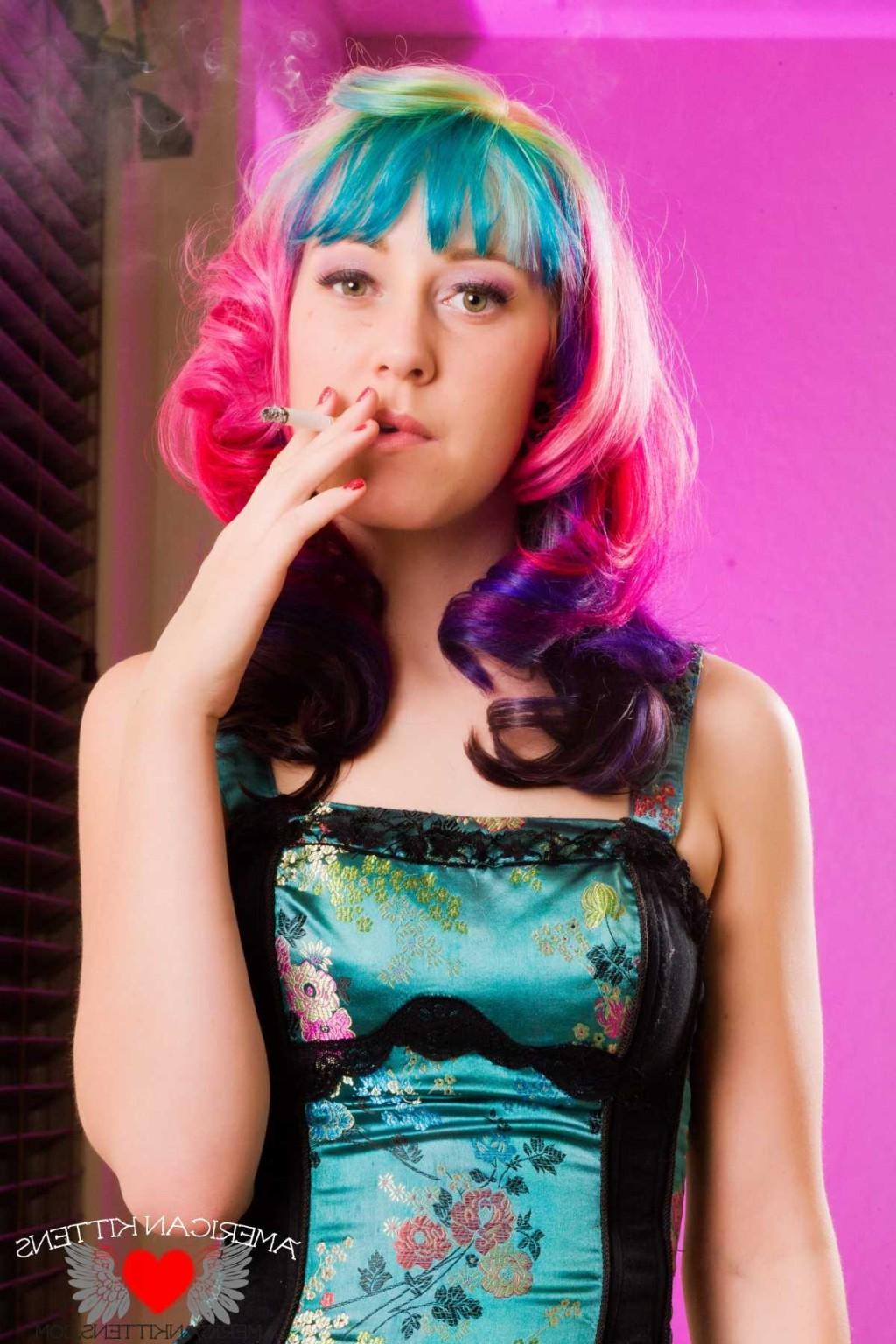 18P Hannah Holdem smoking
