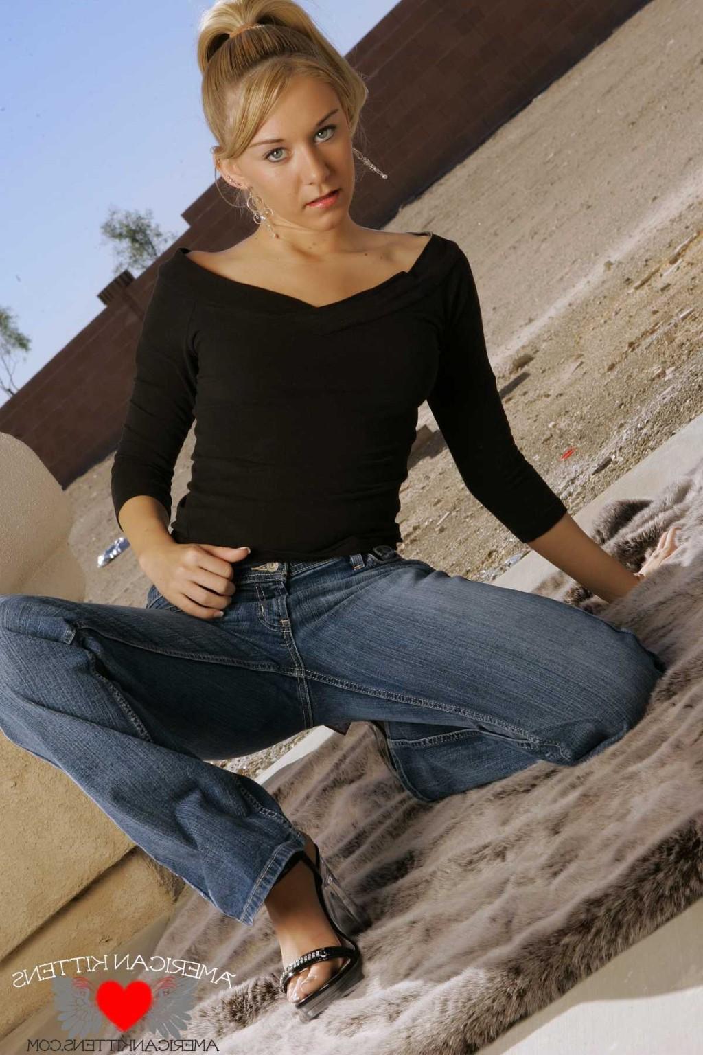 18P Ashlee is outside wearing some tight jeans and a black top
