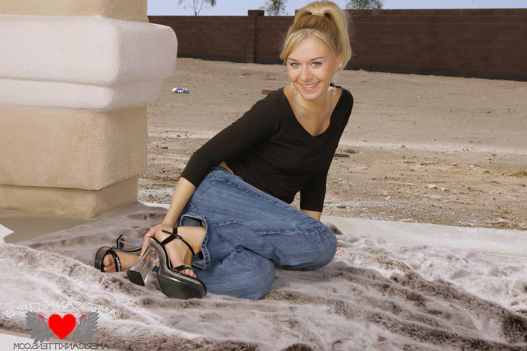 18P Ashlee is outside wearing some tight jeans and a black top