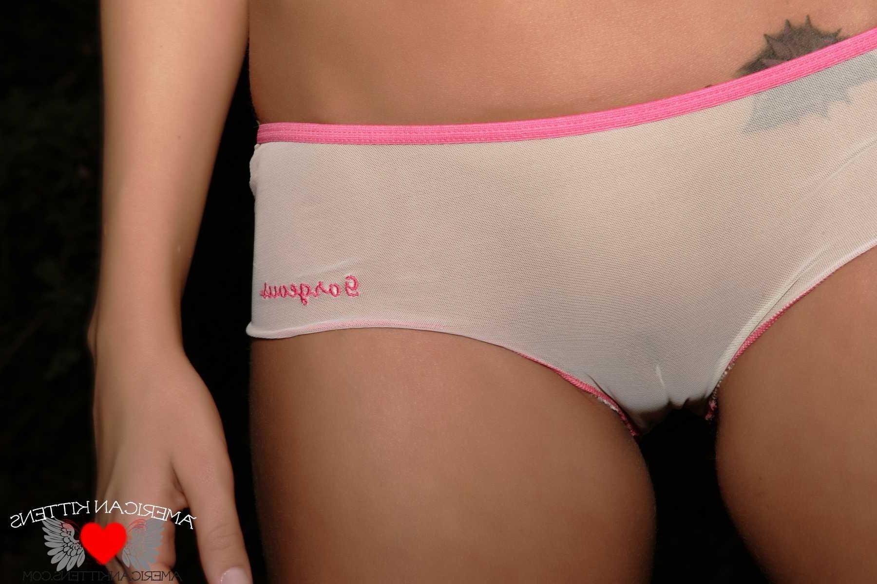 18P Ashlee outside hand down her pink panties Im telling you she cant keep her hands
