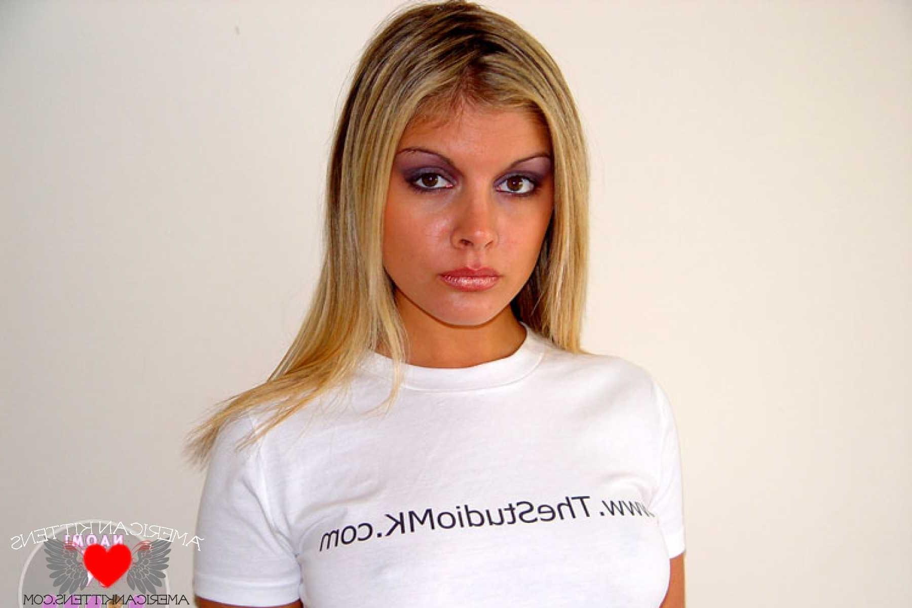 18P Naomi is topless wearing green panties and looking smokin hot