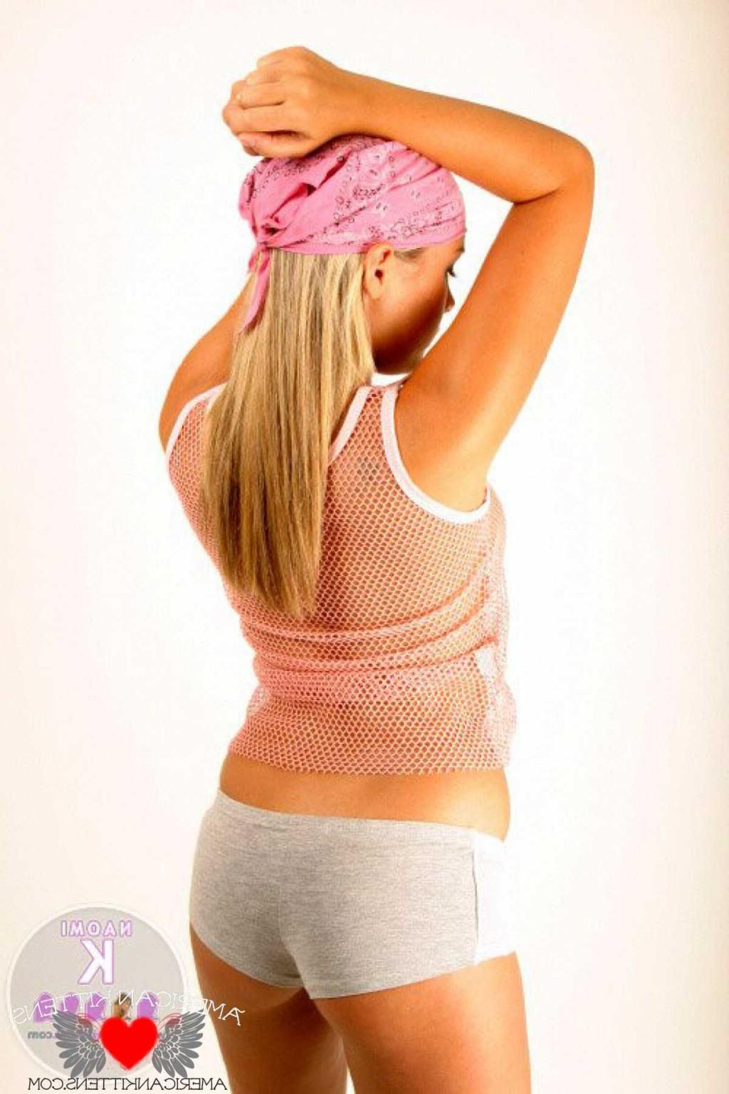 18P Naomi pink hat napkin scarf who cares as long as we can see this hot blond mostl