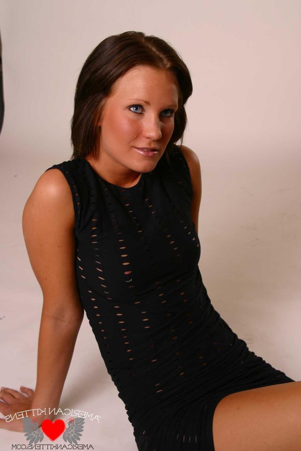 18P Loni little black dress