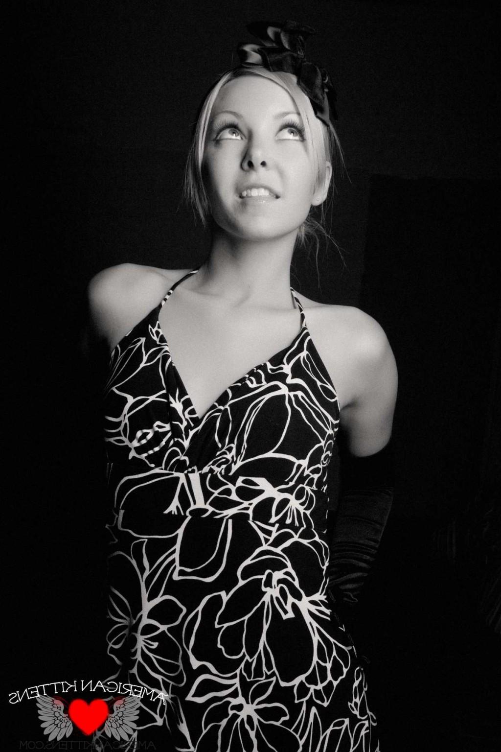 18P Aaliyah Black and White she looks so hot in this set just like a super model
