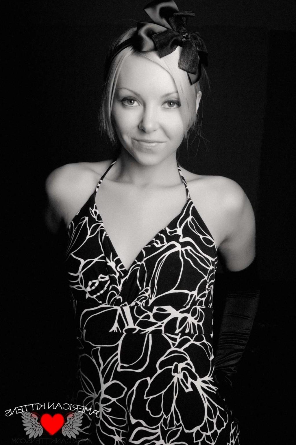 18P Aaliyah Black and White she looks so hot in this set just like a super model