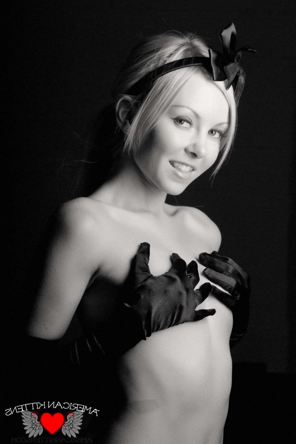 18P Aaliyah Black and White she looks so hot in this set just like a super model