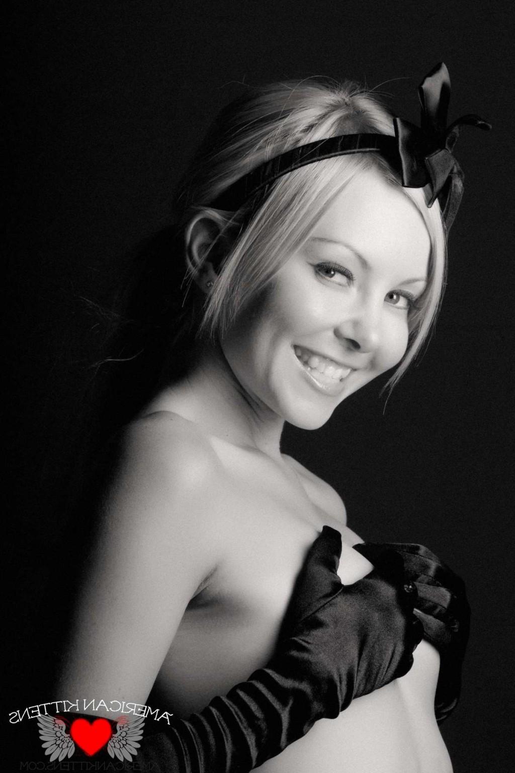 18P Aaliyah Black and White she looks so hot in this set just like a super model