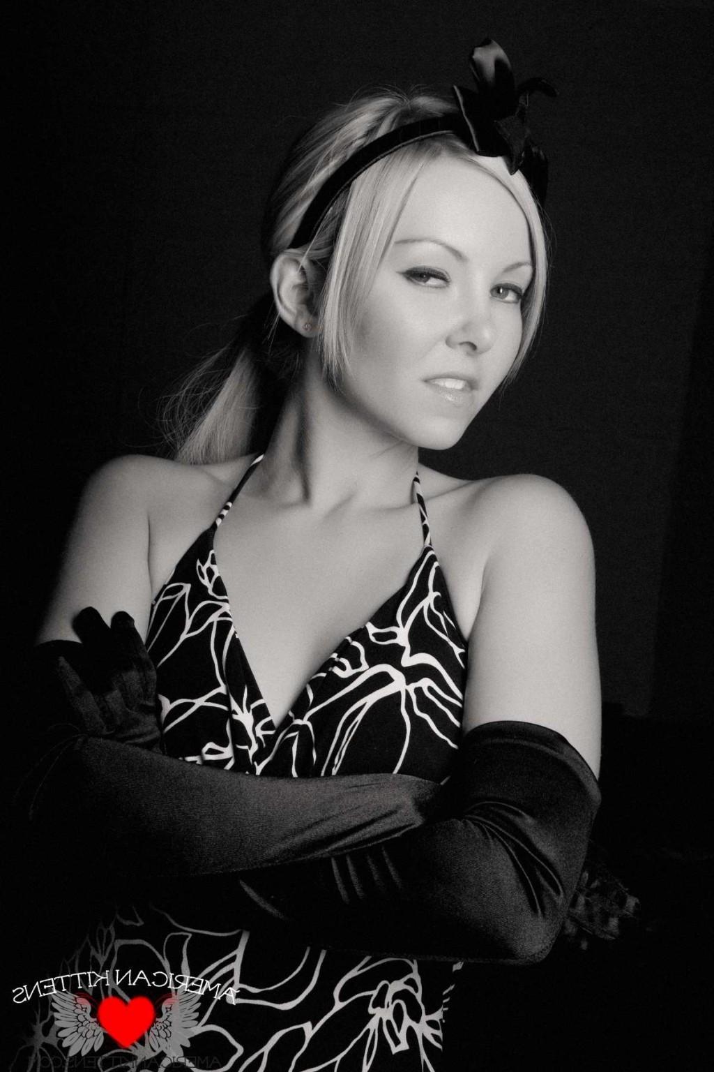 18P Aaliyah Black and White she looks so hot in this set just like a super model