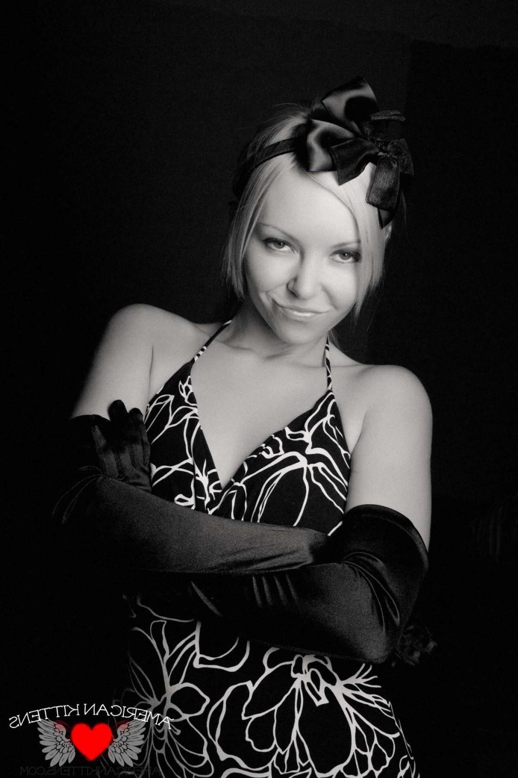 18P Aaliyah Black and White she looks so hot in this set just like a super model