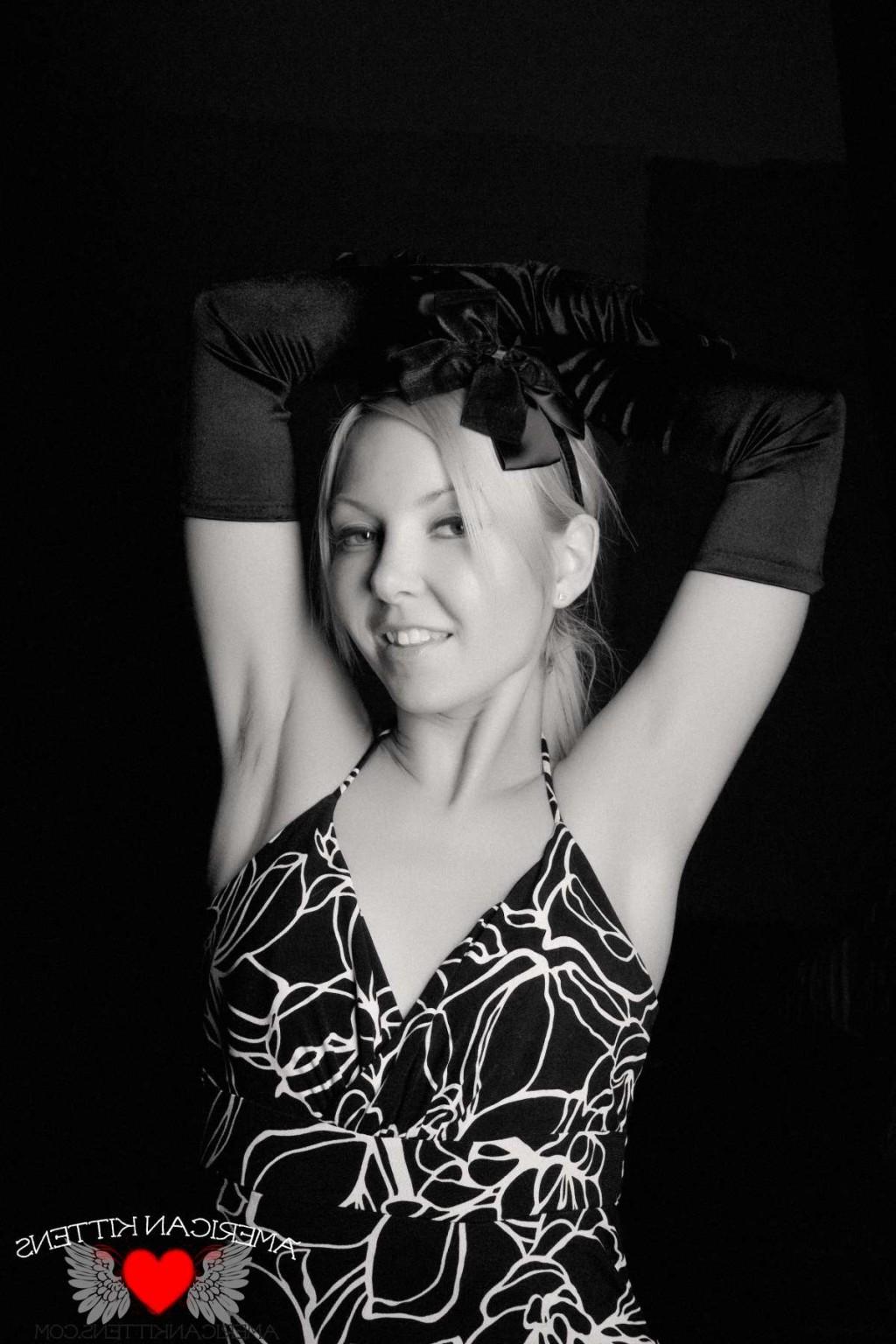 18P Aaliyah Black and White she looks so hot in this set just like a super model