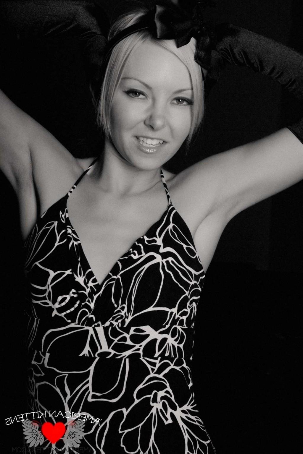 18P Aaliyah Black and White she looks so hot in this set just like a super model