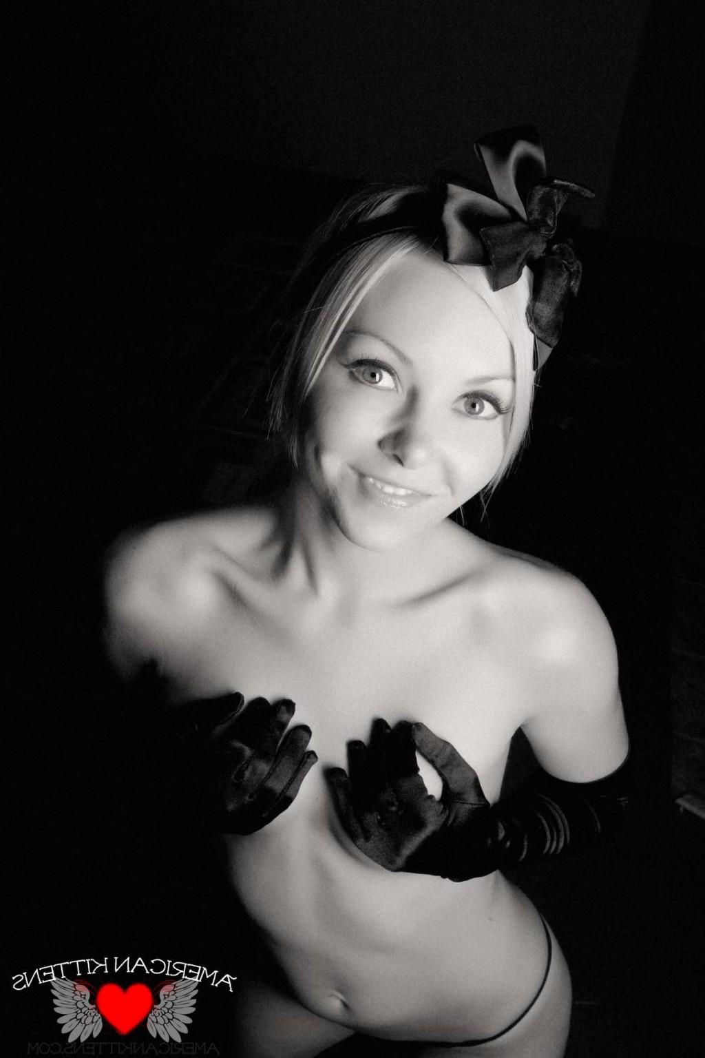 18P Aaliyah Black and White she looks so hot in this set just like a super model