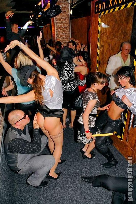 20P Tipsy babes show their skills through a gloryhole