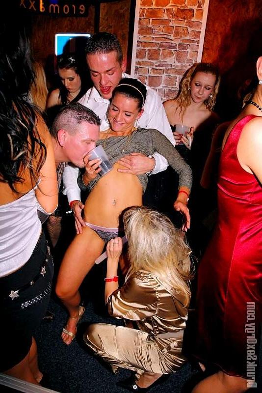 20P Tipsy babes show their skills through a gloryhole