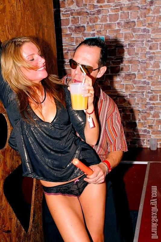 20P Tipsy babes show their skills through a gloryhole