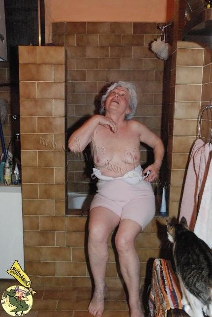 11P Older grannies masturbating naked