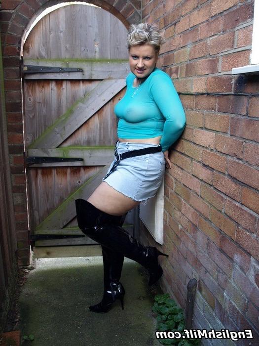 16P Milf hooker in thigh boots sucks dick for money