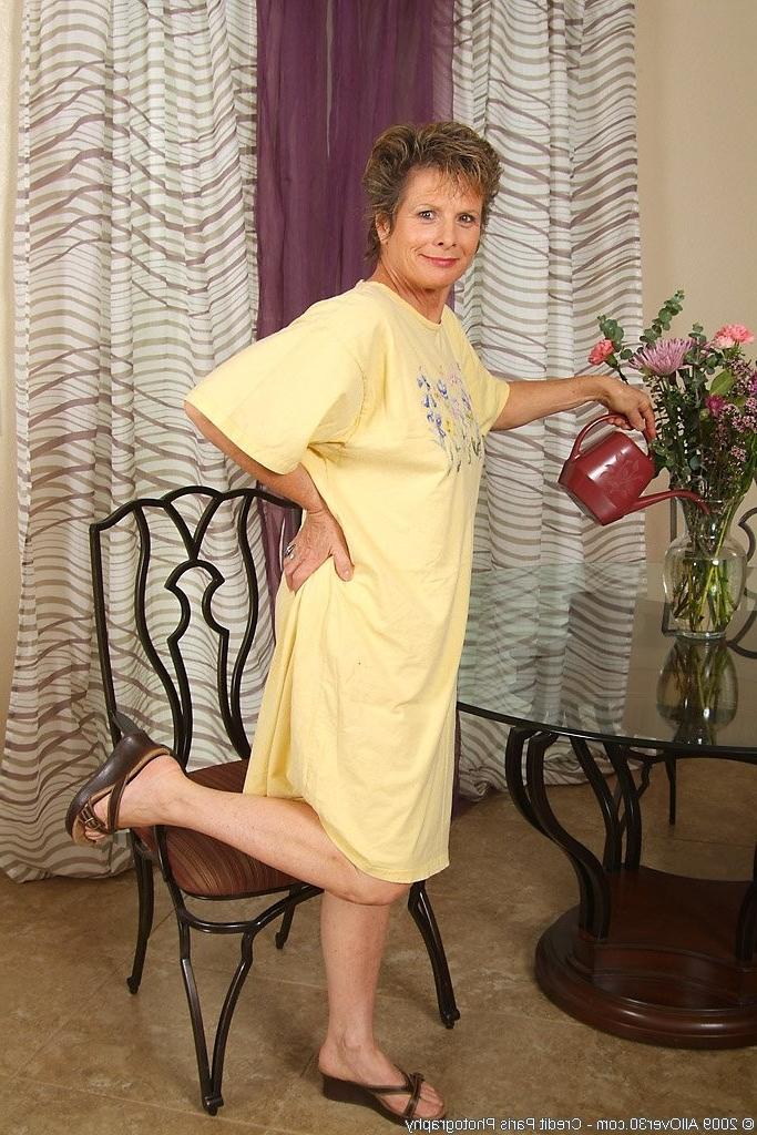 15P Filthy Milfs Grannies and Moms spreading sucking masturbating and fucking