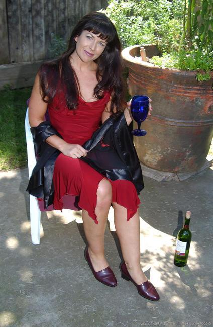 16P Mature housewife Andie masturbating in the garden