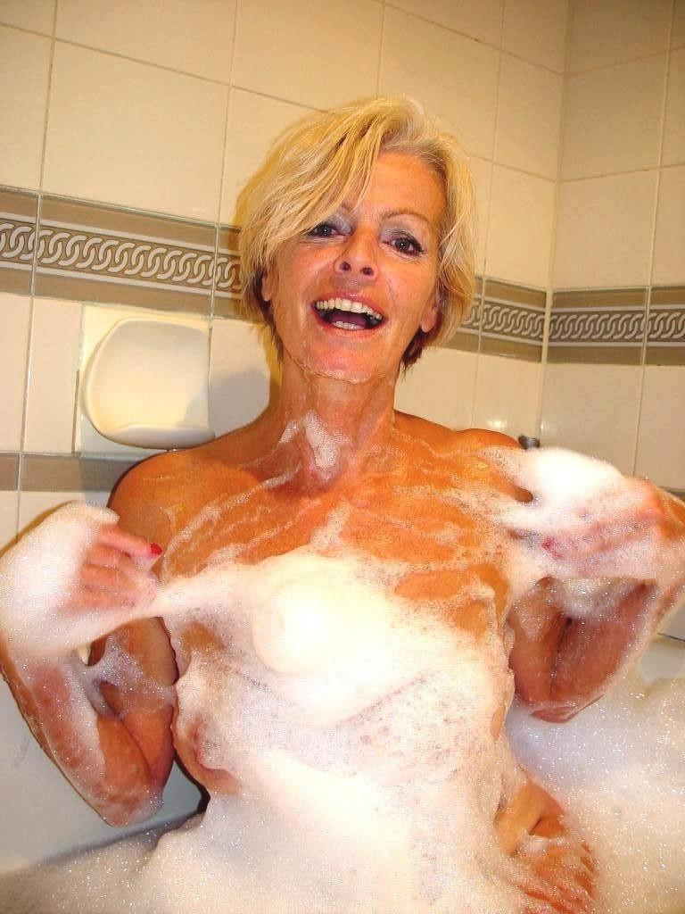 16P Blonde hairy granny masturbating wet mature pussy in the tub