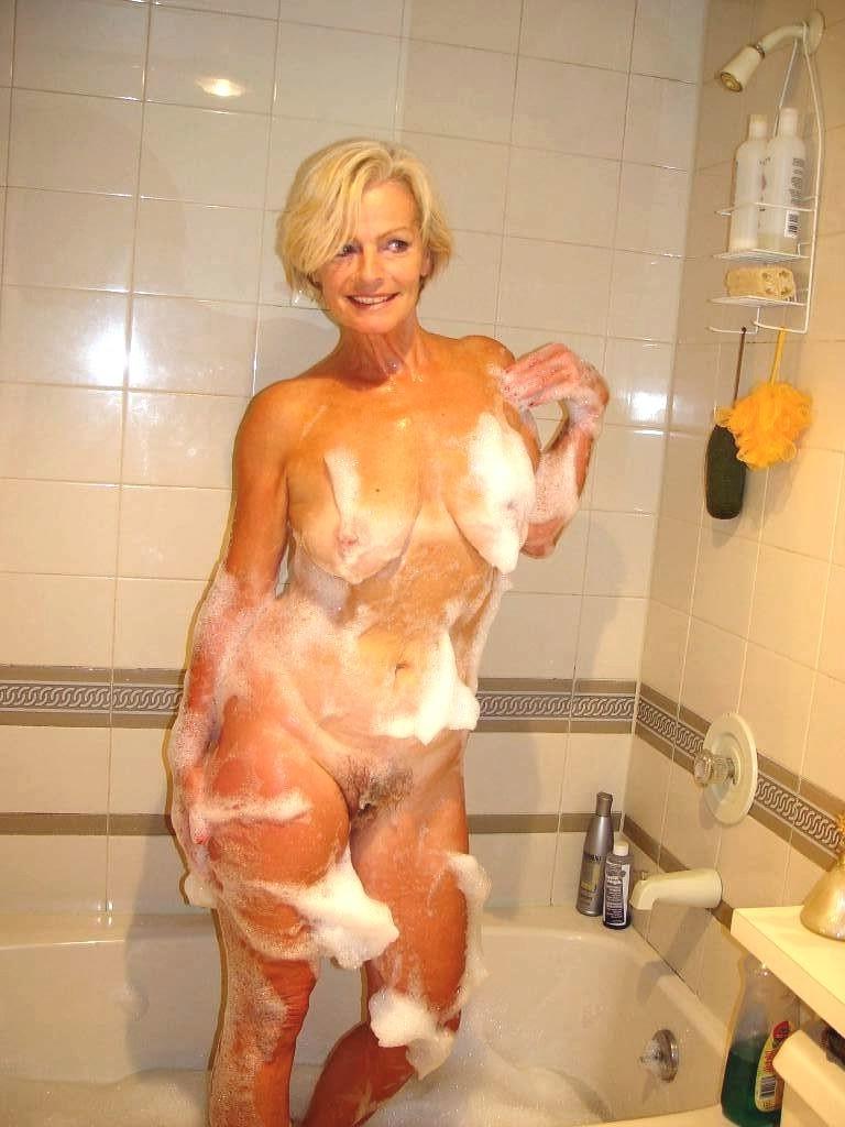 16P Blonde hairy granny masturbating wet mature pussy in the tub