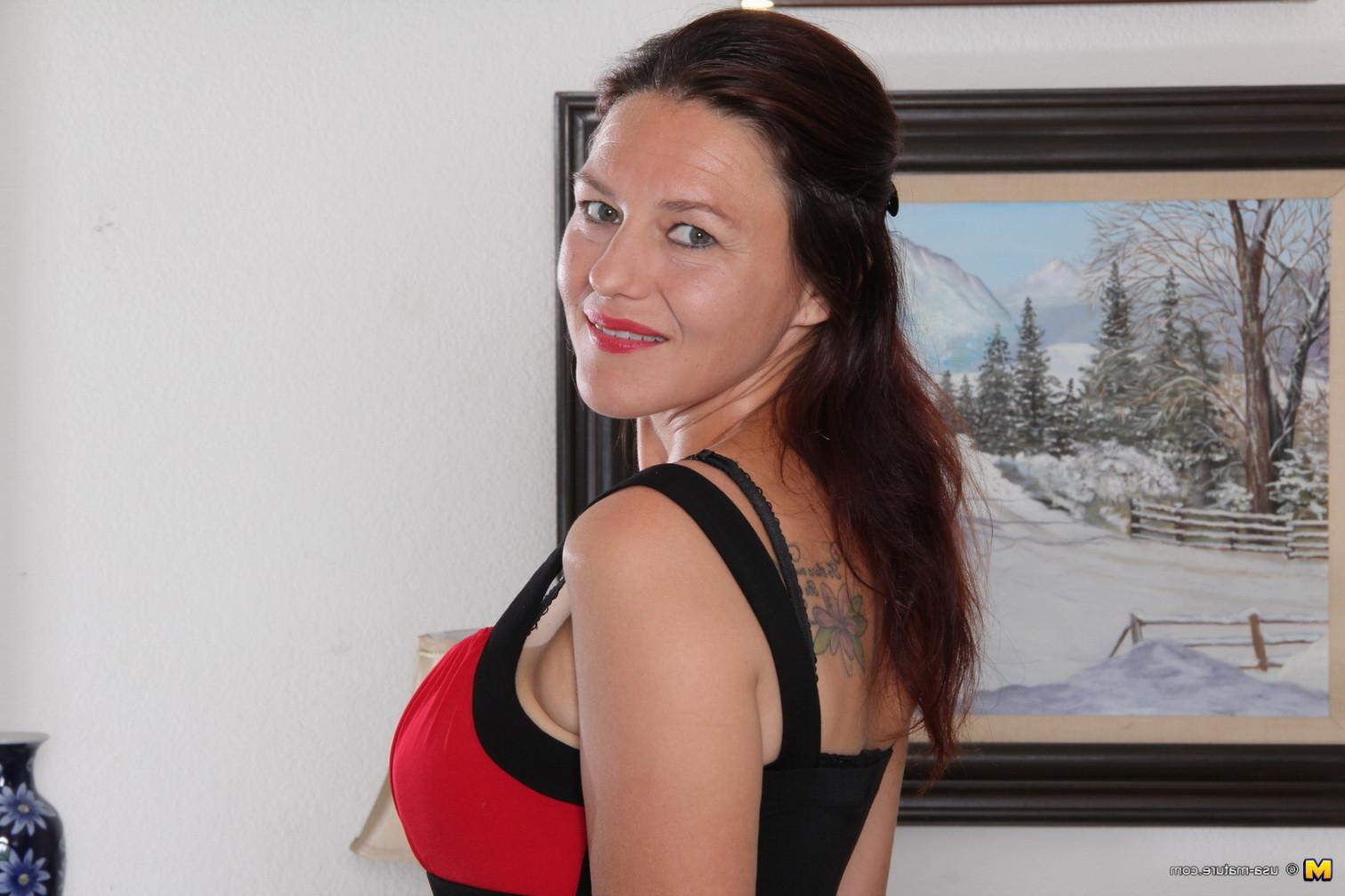 16P Hairy American housewife getting wet and wild