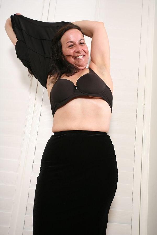16P Chubby old woman in black nylons spreads her hairy love hole
