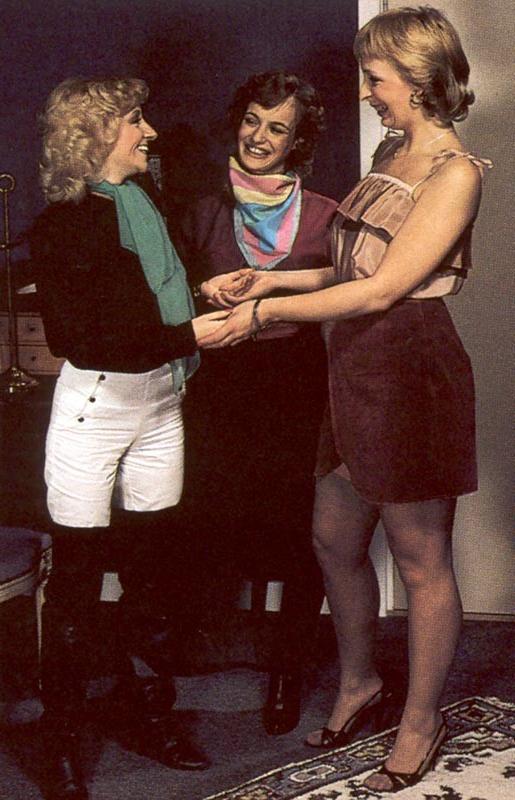 16P Three retro ladies using a fucking machine