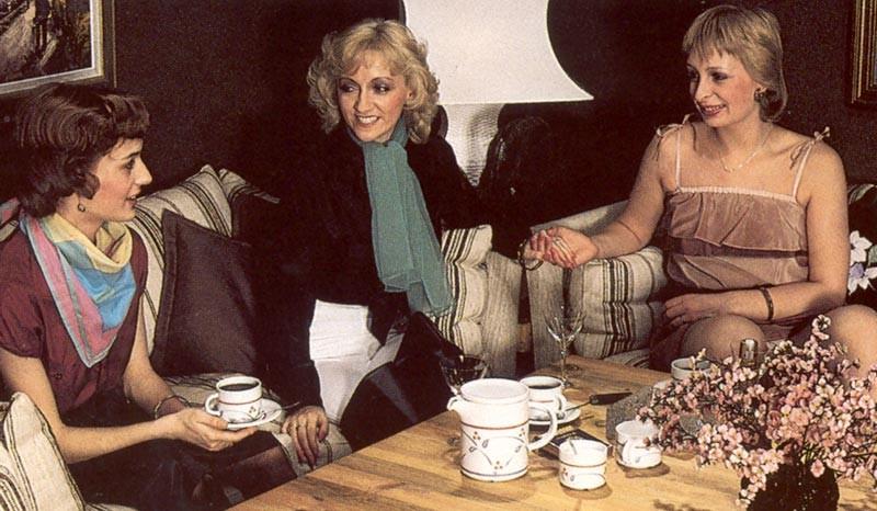 16P Three retro ladies using a fucking machine